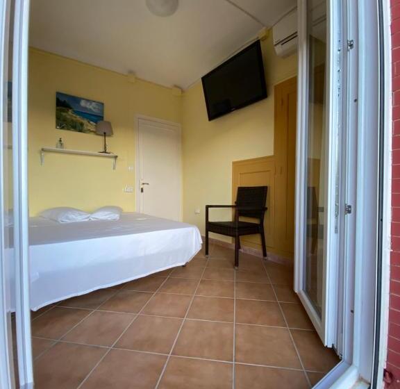 발코니가 있는 4인용 스탠다드 룸, Hostal Restaurant Casa Comaulis
