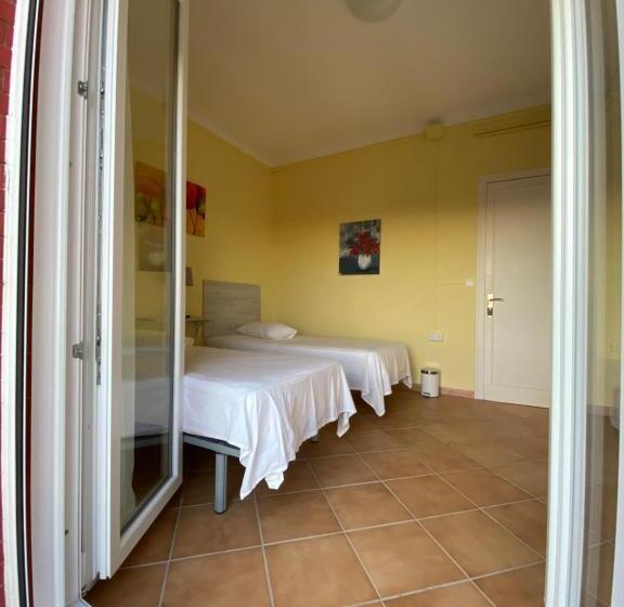 발코니가 있는 4인용 스탠다드 룸, Hostal Restaurant Casa Comaulis