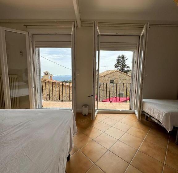 발코니가 있는 4인용 스탠다드 룸, Hostal Restaurant Casa Comaulis