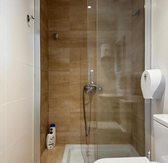 발코니가 있는 4인용 스탠다드 룸, Hostal Restaurant Casa Comaulis