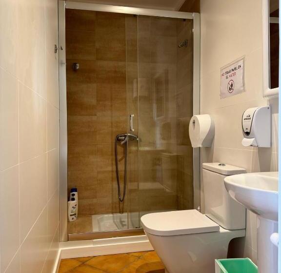 발코니가 있는 4인용 스탠다드 룸, Hostal Restaurant Casa Comaulis