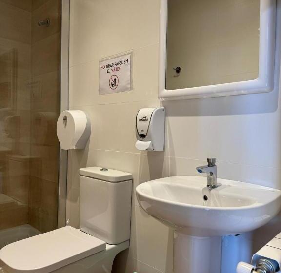 발코니가 있는 4인용 스탠다드 룸, Hostal Restaurant Casa Comaulis