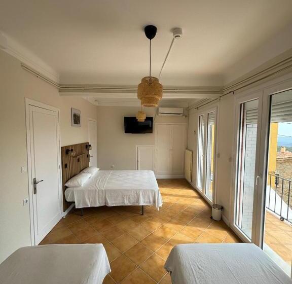 발코니가 있는 4인용 스탠다드 룸, Hostal Restaurant Casa Comaulis
