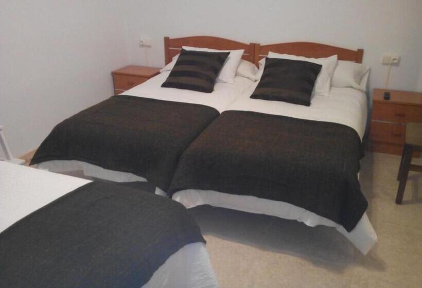 اتاق خانوادگی با سرویس بهداشتی مشترک, Hostal Meson Do Loyo