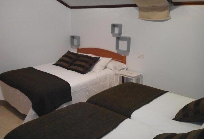 اتاق خانوادگی با سرویس بهداشتی مشترک, Hostal Meson Do Loyo