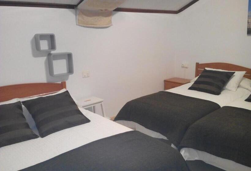 اتاق خانوادگی با سرویس بهداشتی مشترک, Hostal Meson Do Loyo