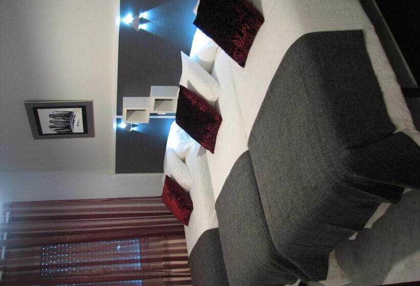 اتاق استاندارد سه نفره, Hostal Meson Do Loyo