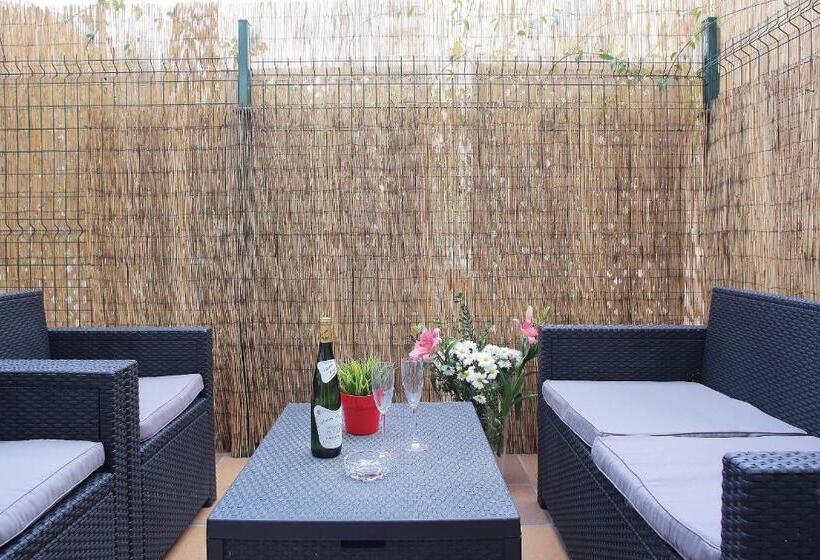 Standard Triple Room with Terrace, Hostal Balkonis