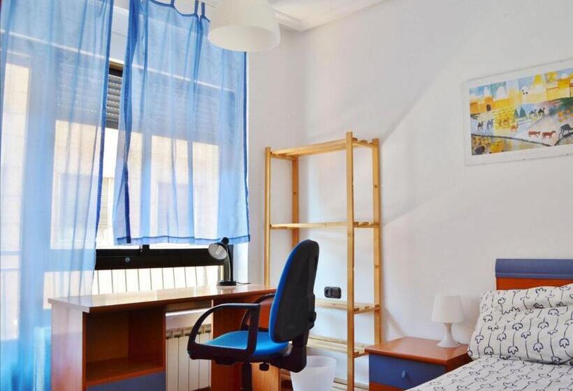 اتاق استاندارد یک نفره, Roomin Hostel