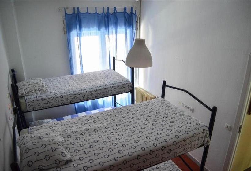 اتاق استاندارد سه نفره, Roomin Hostel