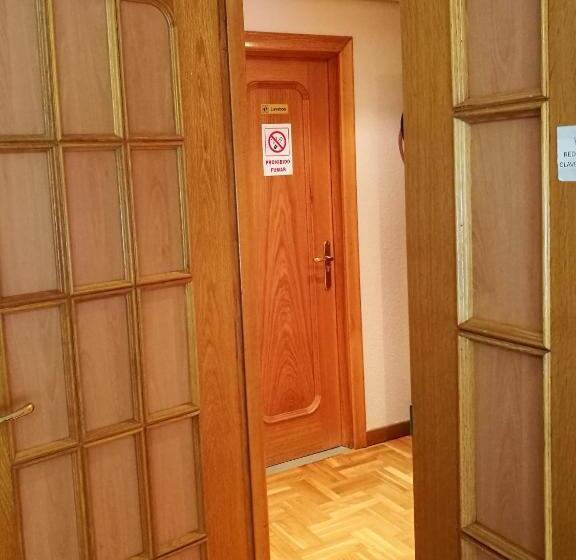 اتاق سهنفرۀ استاندارد با سرویس بهداشتی بیرون از اتاق, Pension Santiago