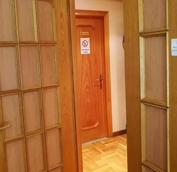 اتاق سه‌نفرۀ استاندارد با سرویس بهداشتی بیرون از اتاق, Pension Santiago
