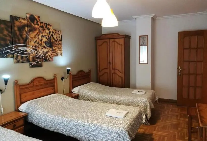 اتاق سه‌نفرۀ استاندارد با سرویس بهداشتی بیرون از اتاق, Pension Santiago