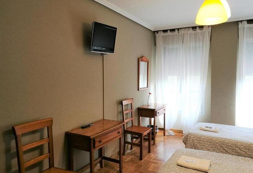 اتاق سهنفرۀ استاندارد با سرویس بهداشتی بیرون از اتاق, Pension Santiago