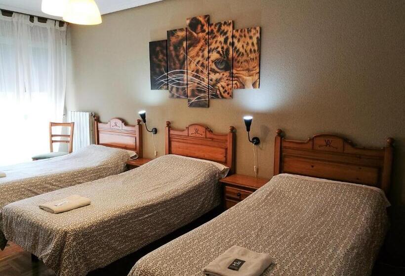 اتاق سهنفرۀ استاندارد با سرویس بهداشتی بیرون از اتاق, Pension Santiago