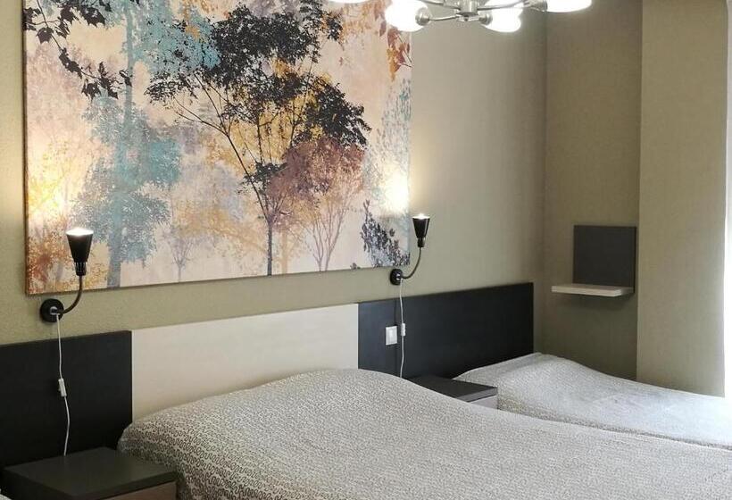 غرفة عائلية, Pension Santiago