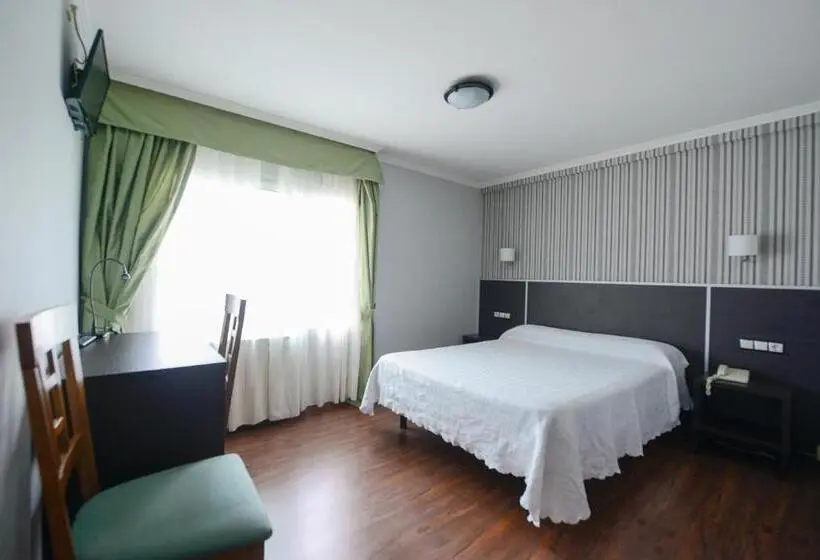 Standard Yhden Hengen Huone, Hospedaxe A Vila