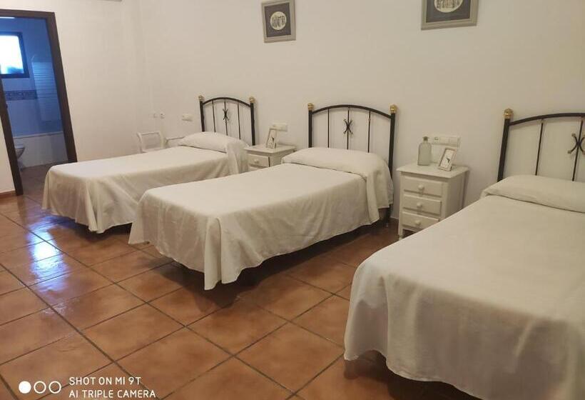 Номер Стандарт Трехместный, Hostal La Dehesa Del Valle Pedroches