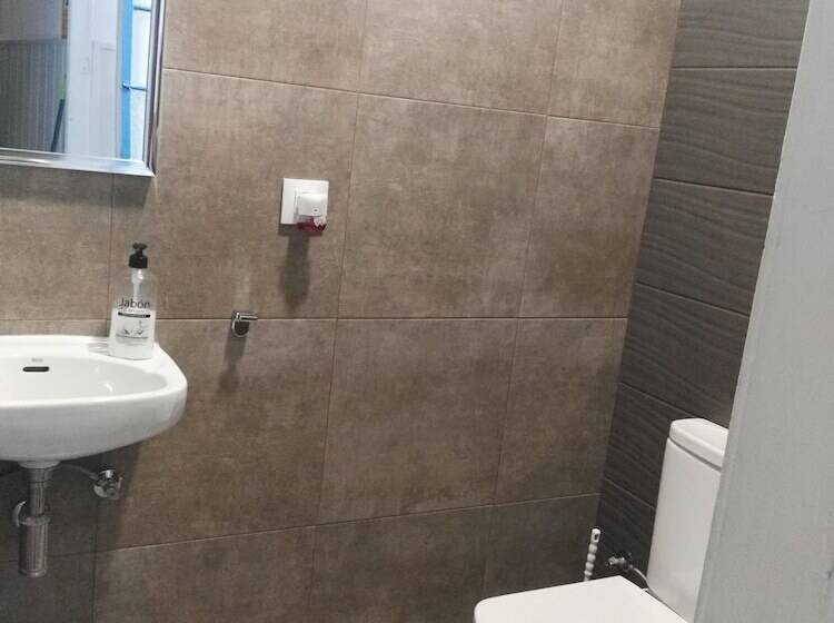 اتاق استاندارد چهار تخته, Hostal Dragonflybcn