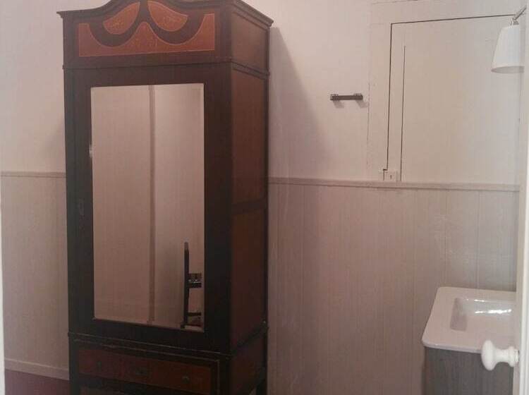 اتاق استاندارد با سرویس بهداشتی مشترک, Hostal Dragonflybcn