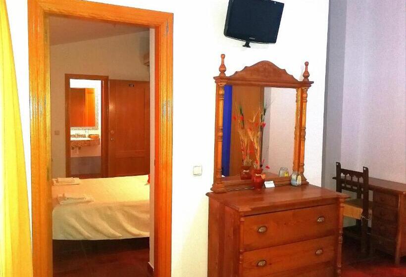 آپارتمان یک خوابه با دری مشترک که هال را جدا می کند., Hostal Restaurante Ego's