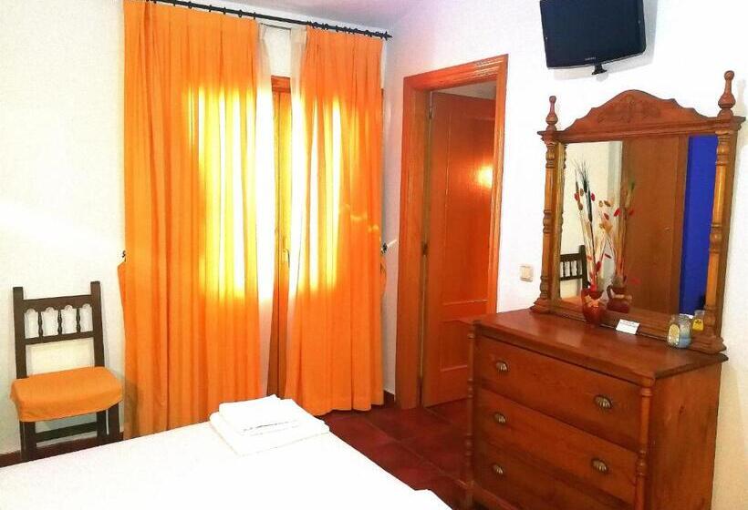 آپارتمان یک خوابه با دری مشترک که هال را جدا می کند., Hostal Restaurante Ego's