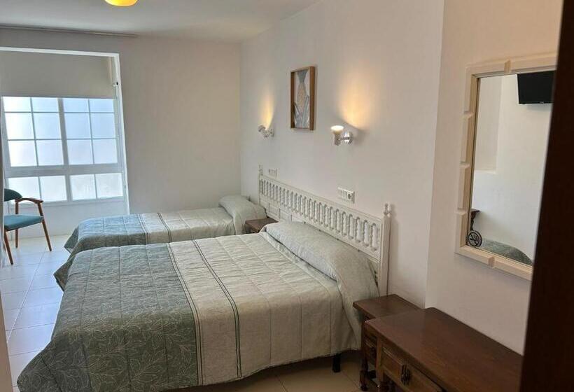 Трехместный Номер Стандарт с Балконом, Pensión Rey