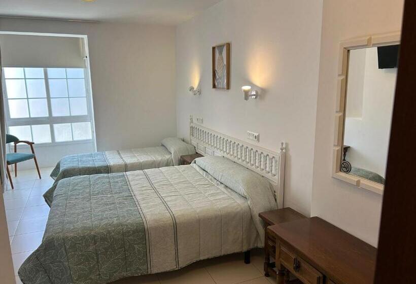 Трехместный Номер Стандарт с Балконом, Pensión Rey