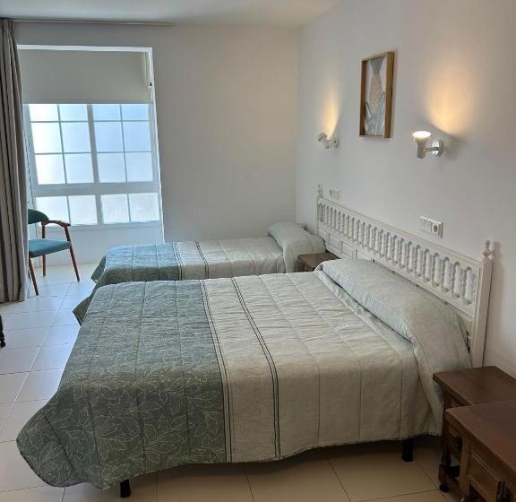 Трехместный Номер Стандарт с Балконом, Pensión Rey