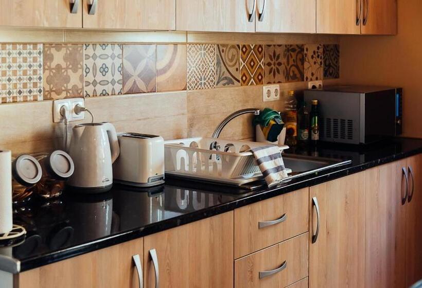 اتاق استاندارد, Happy House