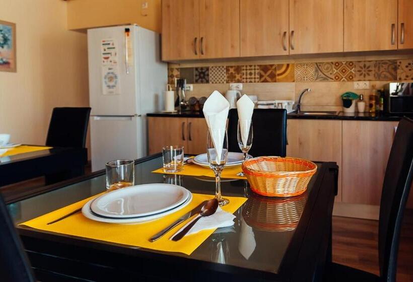 اتاق استاندارد, Happy House