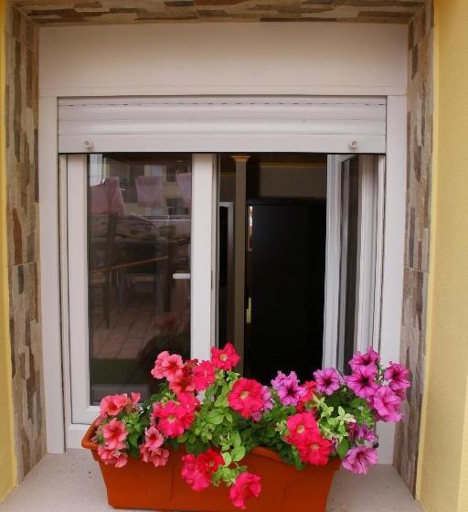 اتاق استاندارد, Happy House