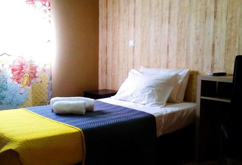 اتاق استاندارد یک نفره, Happy House