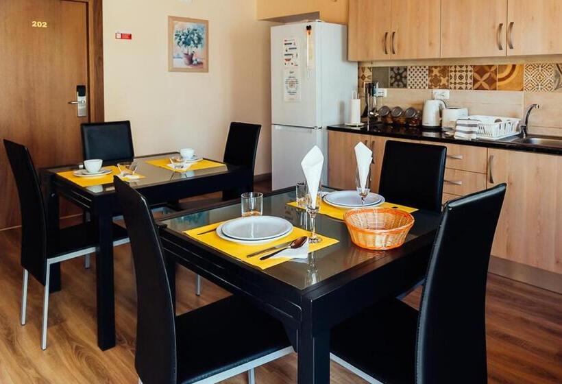 اتاق استاندارد یک نفره, Happy House