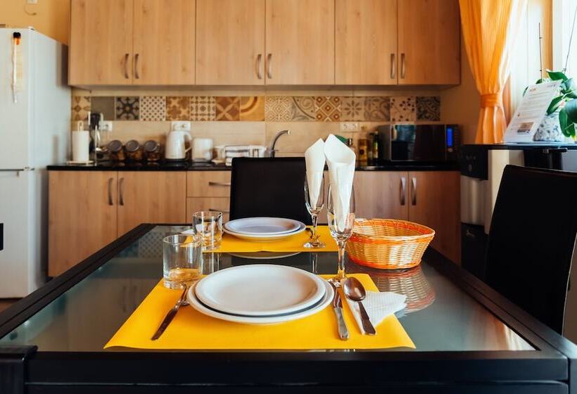 اتاق استاندارد یک نفره, Happy House