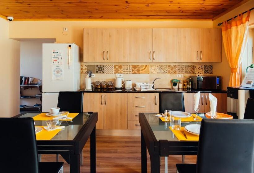 اتاق استاندارد یک نفره, Happy House