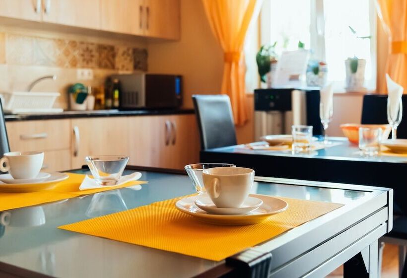 اتاق استاندارد یک نفره, Happy House