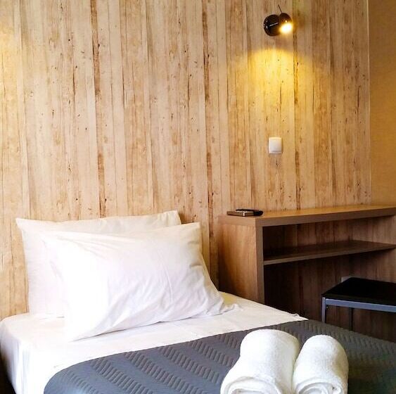 اتاق استاندارد یک نفره, Happy House