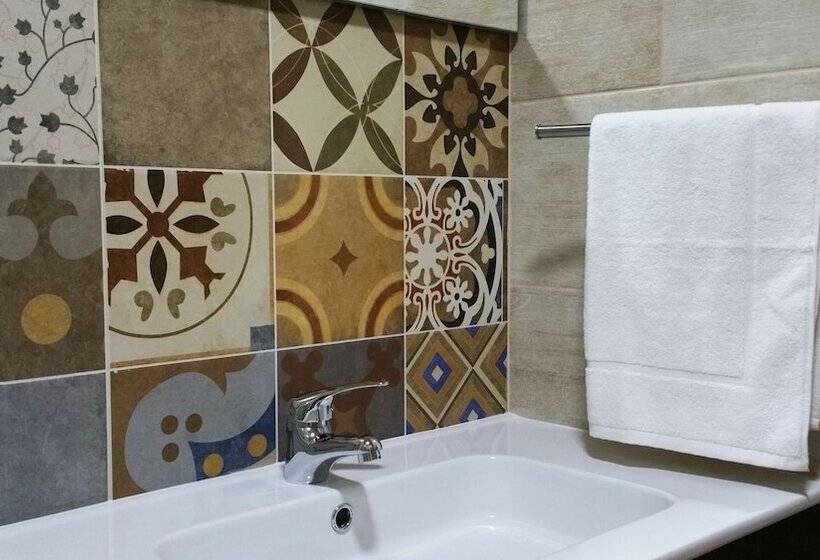 اتاق استاندارد, Happy House