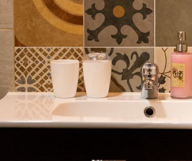 اتاق استاندارد, Happy House