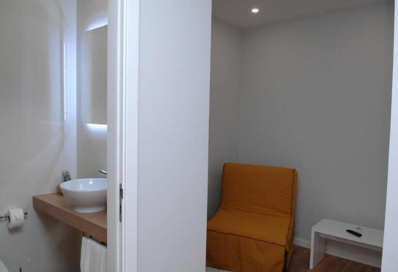 اتاق خانوادگی, Marina Charming House