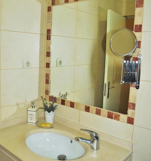 带阳台的豪华间, Ester Guest House