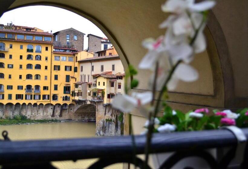 Junior suite with river view, Pontevecchio Relais