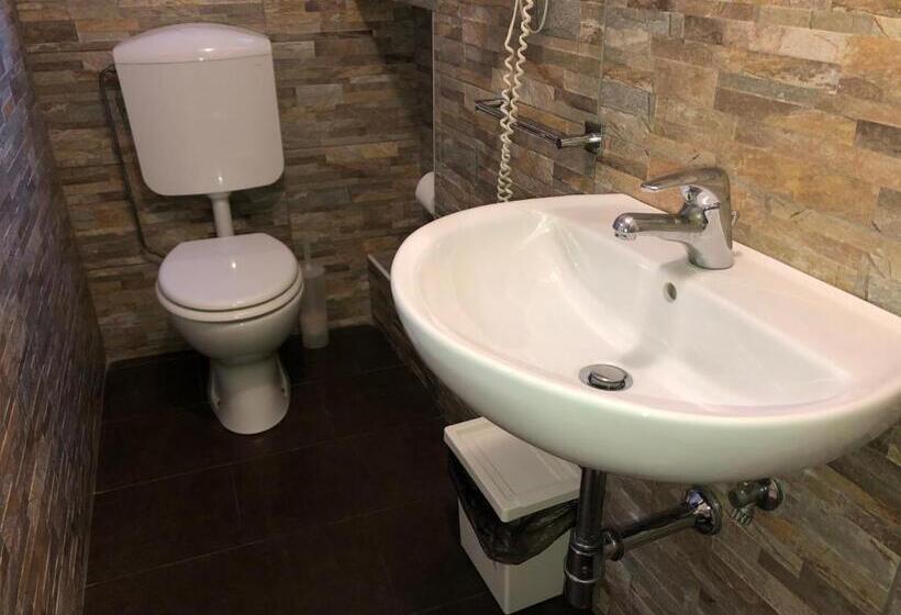 اتاق اکونومی, Pontevecchio Relais