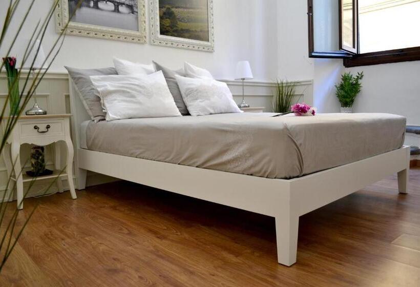 Deluxe room with river view, Pontevecchio Relais