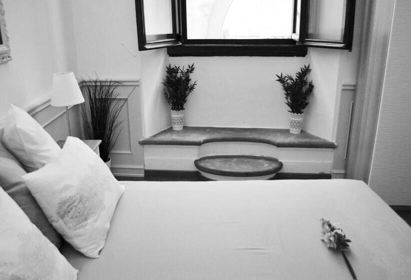 Deluxe room with river view, Pontevecchio Relais