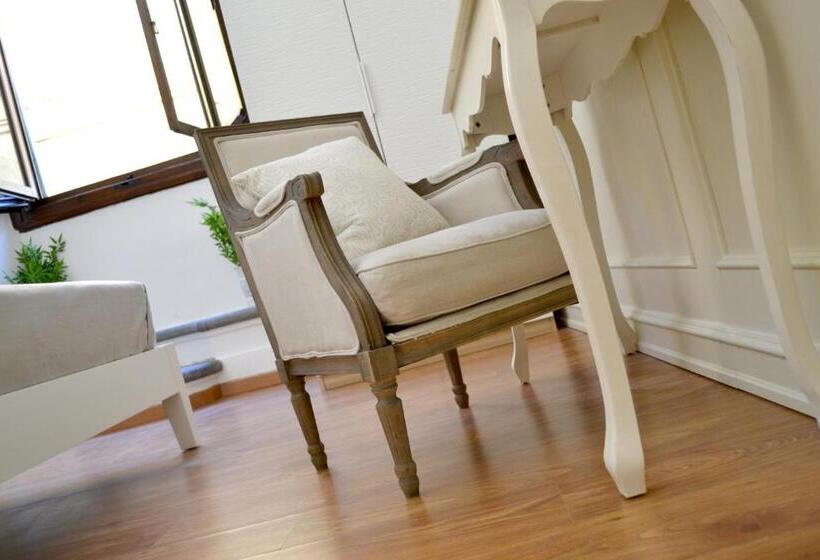 Deluxe room with river view, Pontevecchio Relais