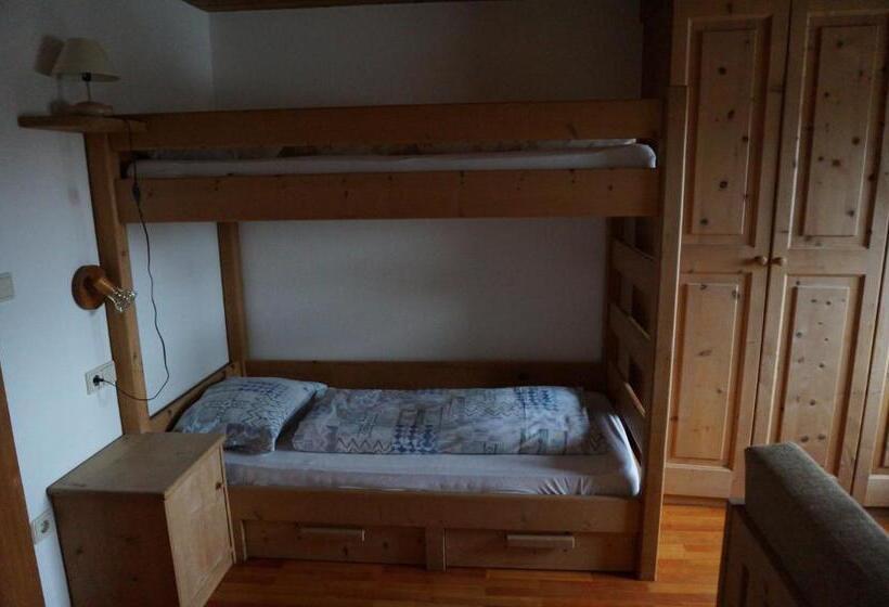 חדר לארבעה סטנדרטי עם מרפסת, Pension Sprenger