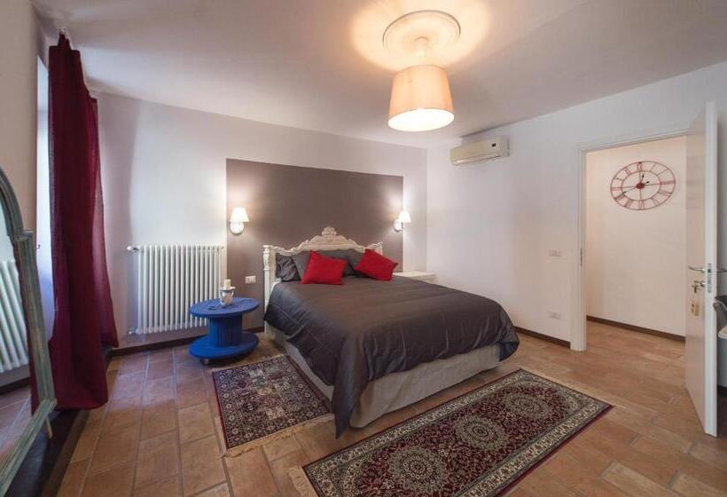 اتاق لوکس با تخت بزرگ, La Trinuzia