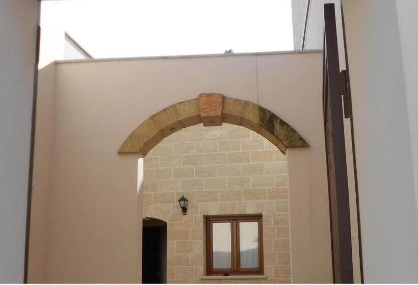 غرفة قياسية رباعية, Corte Della Luna